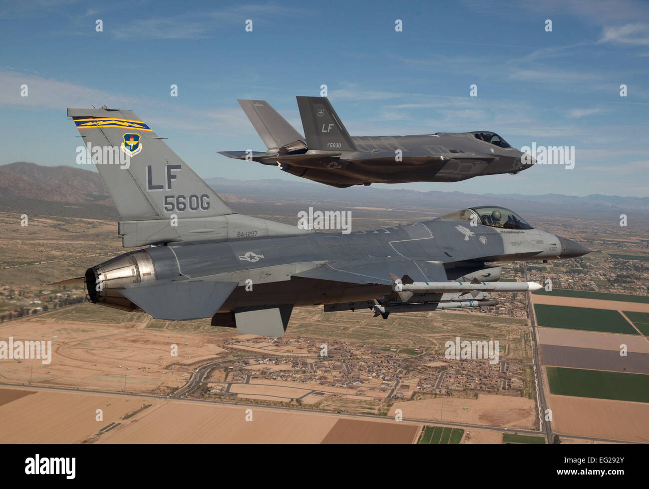 Il Mag. Justin Robinson vola la cinquantaseiesima operazioni ammiraglia del gruppo F-16 Fighting Falcon 10 marzo 2014, come egli accompagna il primo F-35 Lightning II per la sua nuova casa a Luke Air Force Base, Ariz. La F-35 era volato da Col. Roderick Cregier, un F-35 pilota di prova di stanza a Edwards AFB, California Robinson è la 61st Fighter Squadron assistente direttore delle operazioni. Jim Hazeltine Foto Stock