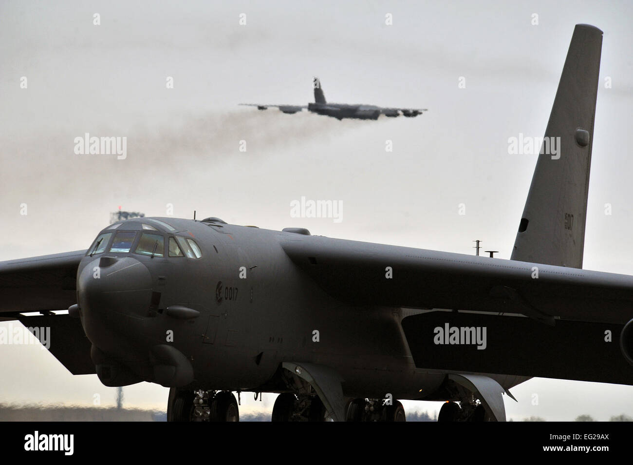 A B-52H Stratofortress prende il largo come un altro B-52H taxi sulla pista durante un esercizio di formazione Maggio 21, 2013, a Minot Air Force Base, N.D. Senior Airman Brittany Y. Auld Foto Stock