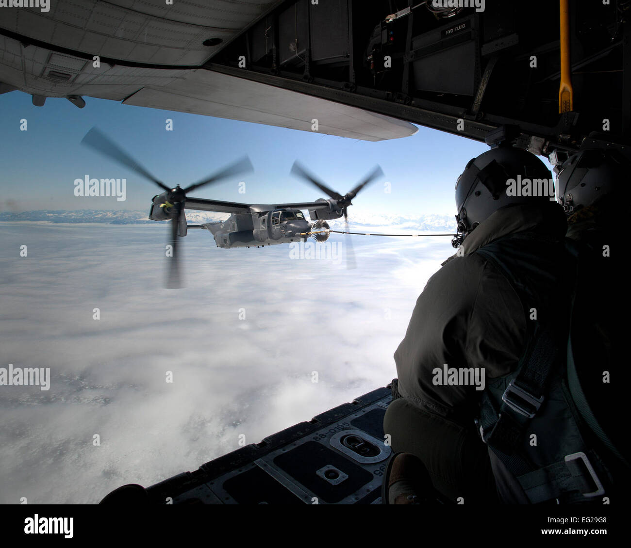 Un CV-22B Osprey riceve il carburante da una MC-130H Combat Talon II Giugno 21, 2013, al largo della costa della Groenlandia. L'aereo è atterrato in Islanda durante il suo viaggio a Royal Air Force Mildenhall, Inghilterra, per permettere la crew rest e il rifornimento di carburante. Il CV-22, assegnato al VII Special Operations Squadron, è il primo dei dieci slated per arrivare come parte delle 352 operazioni speciali di espansione del Gruppo, che durerà fino alla fine del 2014. Il MC-130 è assegnato al settimo SOS. Senior Airman Laura Yahemiak Foto Stock