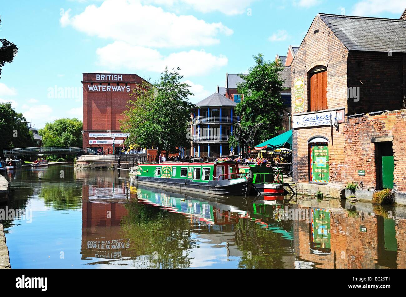 Narrowboats lungo il Nottingham e Beeston Canal con edifici lungo il molo della città, Nottingham, Nottinghamshire, England, Regno Unito Foto Stock