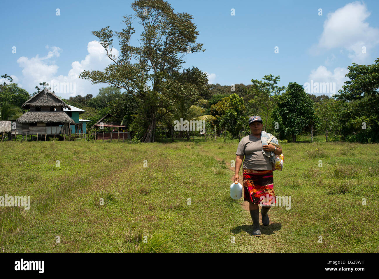 Donna e case in Ngobe Bugle villaggio indiano di Salt Creek vicino a Bocas Del Toro Panama. Salt Creek (in spagnolo: Quebrada Sa Foto Stock