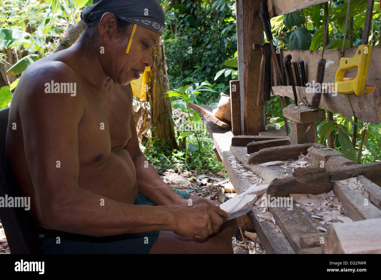 Un uomini di Ngobe Bugle villaggio indiano di Salt Creek vicino a Bocas Del Toro Panama fare souvenir in legno. Salt Creek (in spagnolo: Queb Foto Stock