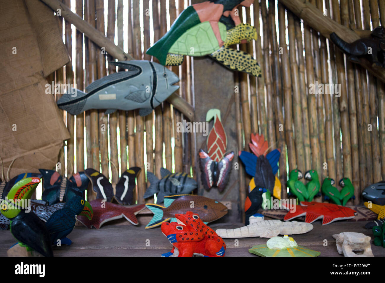 Frog giocattoli negozio di souvenir. Ngobe Bugle villaggio indiano di Salt Creek vicino a Bocas Del Toro Panama fare souvenir in legno. Salt Creek (in Spani Foto Stock