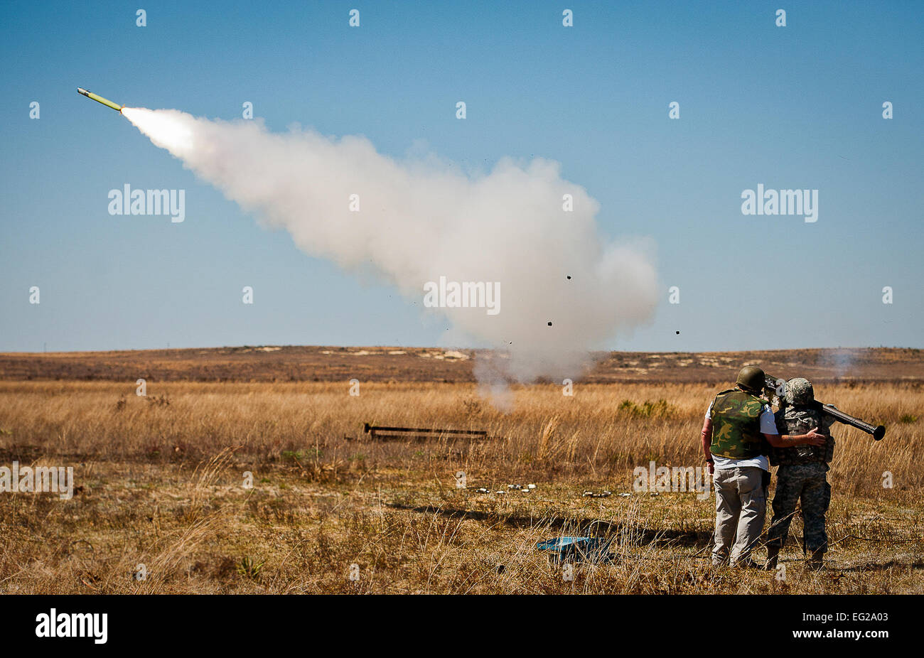 Col. Terrence Howard incendi un FIM-92 Stinger durante il test il 14 marzo 2014, a Eglin Air Force Base, Fla. Stinger base Systems, una divisione dell'esercito di crociera del sistema di difesa missilistica, unità di test-sparò più di trenta Stinger a antenna e bersagli fissi sulla base della gamma durante tutta la settimana. Howard è la Crociera i sistemi di difesa antimissile project manager. Samuel King Jr. Foto Stock