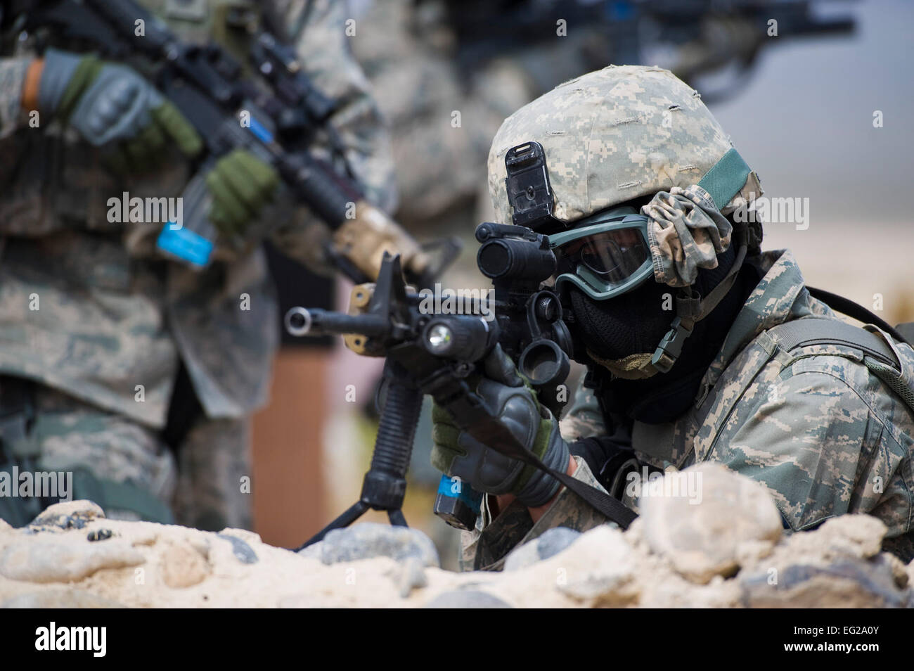 Una delle forze di sicurezza Airman fornisce la copertura per la sua squadra durante un urbano operazioni di esercizio di allenamento Aprile 30, 2013, presso la Base Aerea Militare di Nellis Nev. Istruttori del 99th Il combattimento a terra Training Squadron creare scenari realistici da buttare a terra a simulatori di burst che agiscono come malte e simulare le munizioni utilizzando cartucce speciali che il fuoco di vernice plastica riempito di proiettili. Airman 1. Classe Christopher Tam Foto Stock