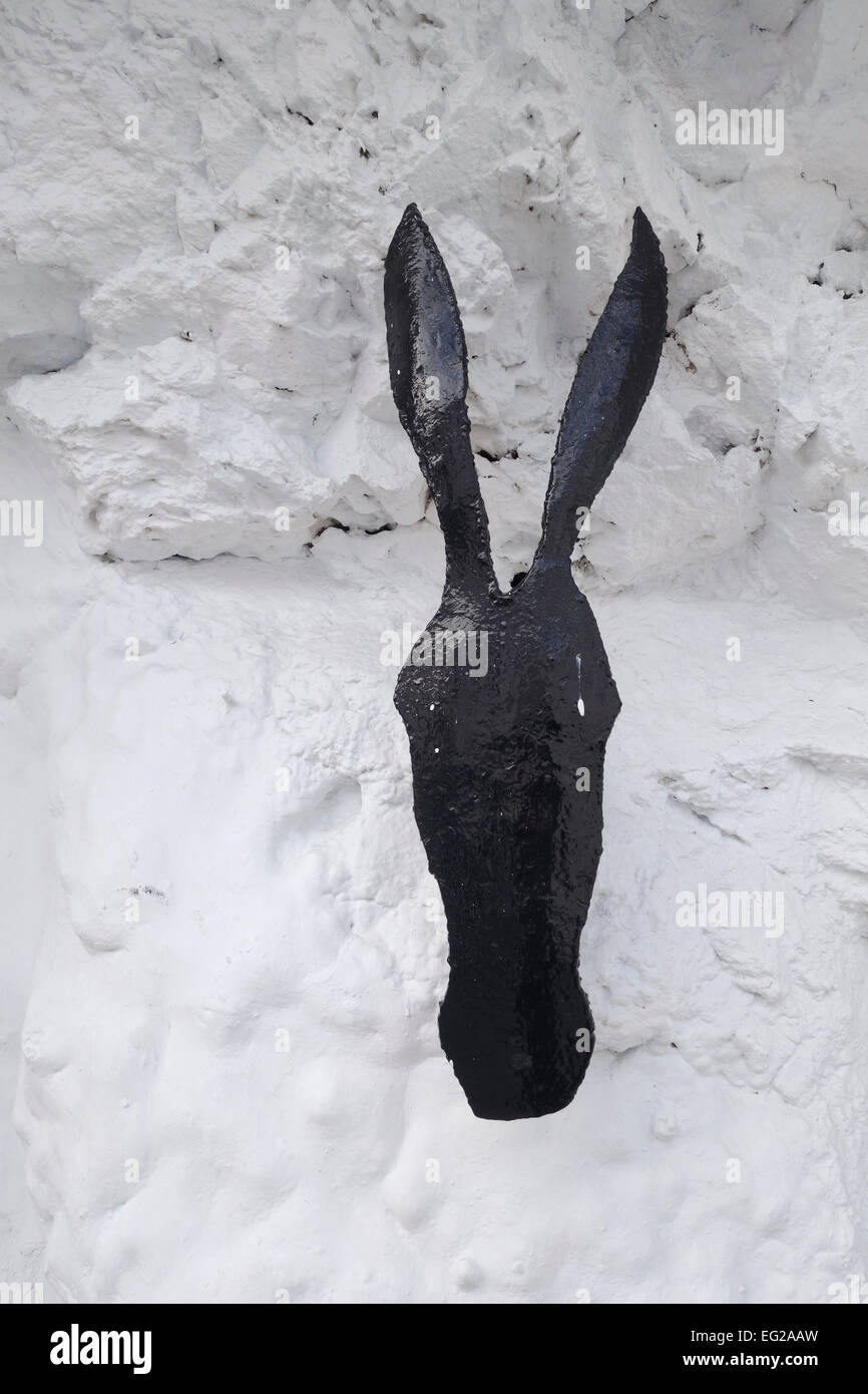 Illustrazione sul muro bianco della testa di asino in metallo, Mijas, Malaga, Andalusia, Spagna. Foto Stock