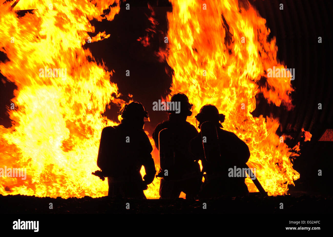 I vigili del fuoco la lotta contro un incendio controllato il 9 ottobre, 2014, a Misawa combatté Air Base, Giappone. Il fuoco vivo dimostrazione, ospitato dalla 35th ingegnere civile Squadron, ammessi gli amici e membri della famiglia di essere educati e divertirsi come parte di prevenzione di incendi settimana. Senior Airman Jose L. Hernandez-Domitilo Foto Stock