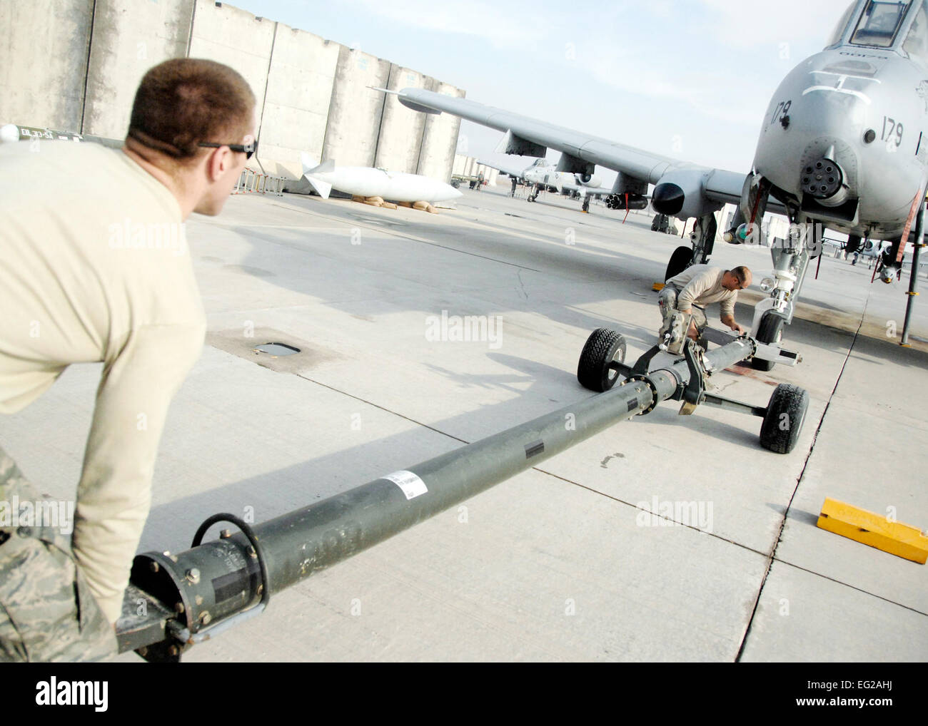 Senior Airman Nathan Tierney sinistra e Staff Sgt. Eddie Evans tornare un aeromobile dopo un volo di emergenza 10 dic. 2009, a Kandahar Airfield, Afghanistan. Airman Tierney e sergente Evans sono A-10 crash recovery tecnici con la 451st Expeditionary squadrone manutenzione manutenzione volo. Senior Airman Timothy Taylor Foto Stock