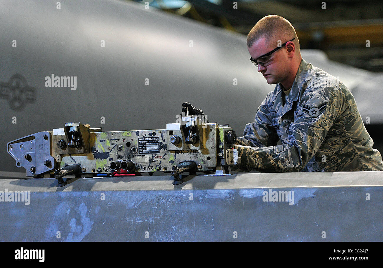 Minot Air Force Base, N.D., ha recentemente completato una larga scala di ispezione per tutte le operazioni di base. Per la fideiussione nucleare porzione di ispezione, il missile 91ala e la quinta ala bomba ha ricevuto un rating di soddisfacente. Il 91MW completato le operazioni nucleari prontezza di ispezione con un voto eccellente. Senior Airman Kristoffer Kaubisch Foto Stock