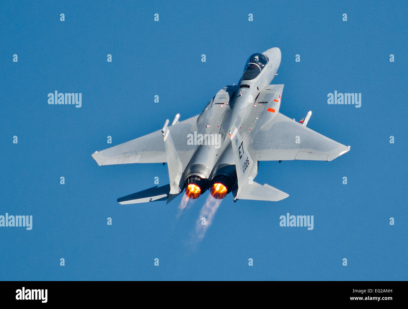 Un quarantesimo prova di volo squadrone F-15 Eagle vola al momento del decollo per una mattinata sortie ott. 23, 2014 a Eglin Air Force Base, Fla. aviatori dal quarantesimo FTS fly prova di funzionamento missioni in F-16 Fighting Falcon, F-15 e A-10 Thunderbolt II. La quarantesima FTS è assegnato alla prova 96ala. Samuel King Jr. Foto Stock