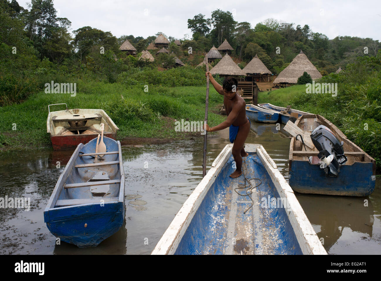 Gli abitanti di un villaggio di nativi Embera indiano tribù, Embera Village, Panama. Panama Embera persone Villaggio Indiano indigeni indios Indio Foto Stock