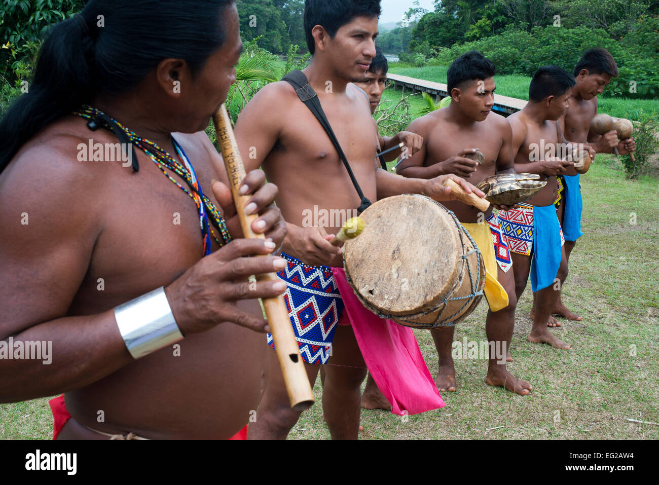 Musica e ballo nel villaggio dei nativi Indiani della tribù Embera, Embera Village, Panama. Panama Embera persone villaggio indiano Foto Stock