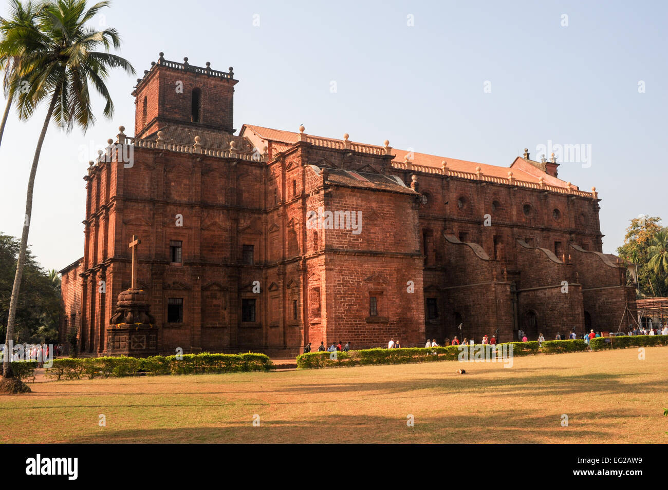 Vecchio Goa, India - 8 Gennaio 2015: le persone che visitano i cinquecento anni di vecchia chiesa di San Francesco di Assisi, Old Goa, India Foto Stock