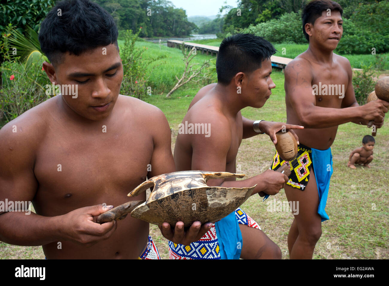 Musica e ballo nel villaggio dei nativi Indiani della tribù Embera, Embera Village, Panama. Panama Embera persone villaggio indiano Foto Stock