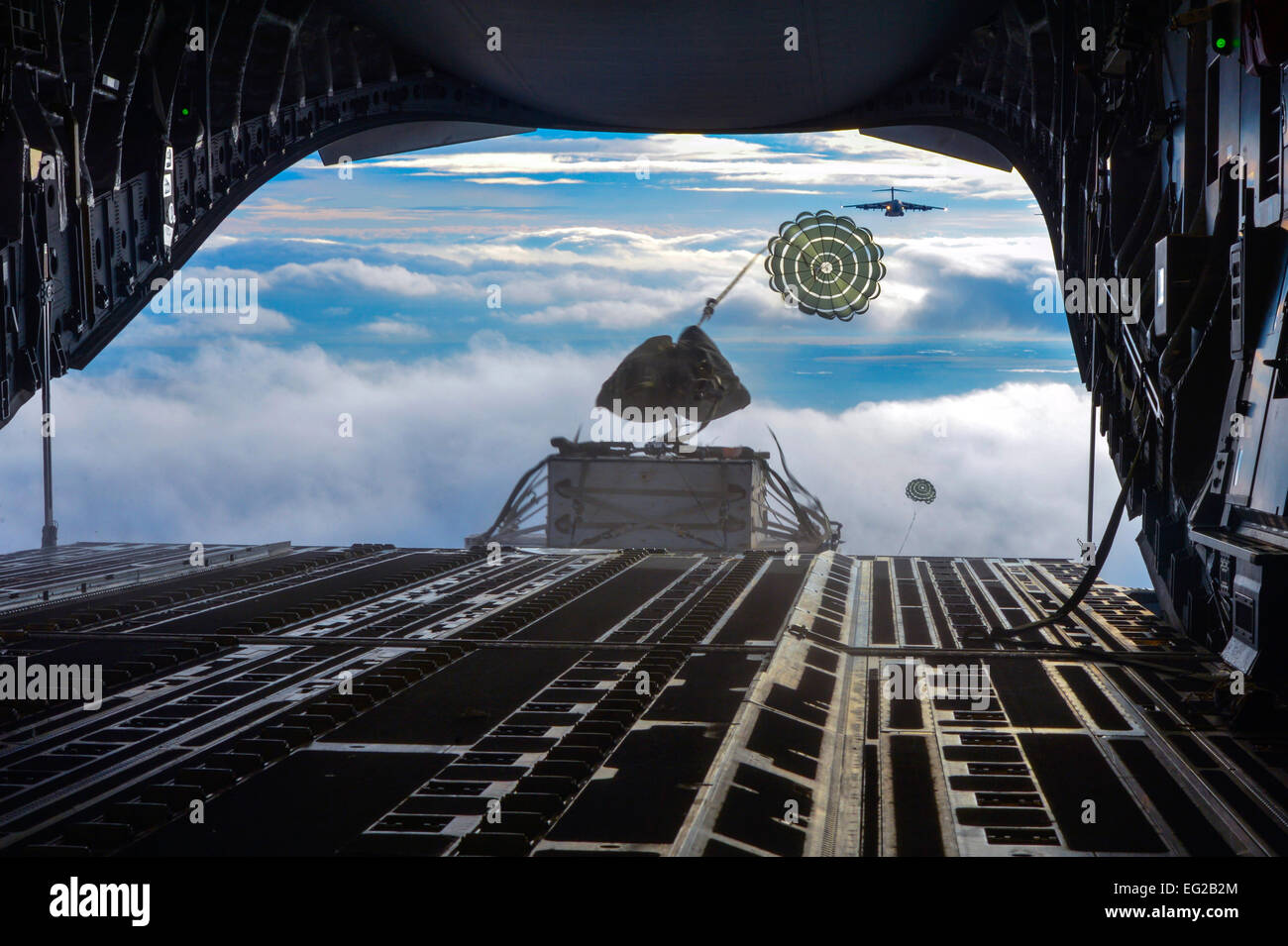 Due container pesanti sistemi di consegna immergersi dalla parte posteriore di una C-17 Globemaster III di aerei di forze sul terreno durante la simulazione di Ranieri guerra 6 dicembre 2014, oltre il Rainier drop zone a Washington. Il personale Sgt. Russ Jackson Foto Stock