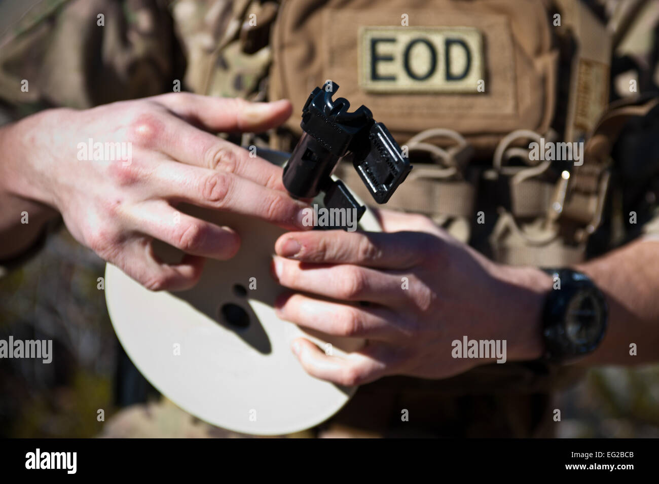 Stati Uniti Air Force 1 Lt. Steve Bernero, 23 Ingegneria civile Squadron l'eliminazione degli ordigni esplosivi comandante di volo da Moody Air Force Base, prepara un moderno demolizioni iniziatore durante un eod contro-improvvisato dispositivo esplosivo corso di formazione il 12 dic. 2013, a Nellis AFB, Nev. Demolizioni moderno iniziatore è una suite di componenti di avvio utilizzato per attivare tutti gli standard militari e demolizioni di esplosivi. Airman 1. Classe Christopher Tam Foto Stock