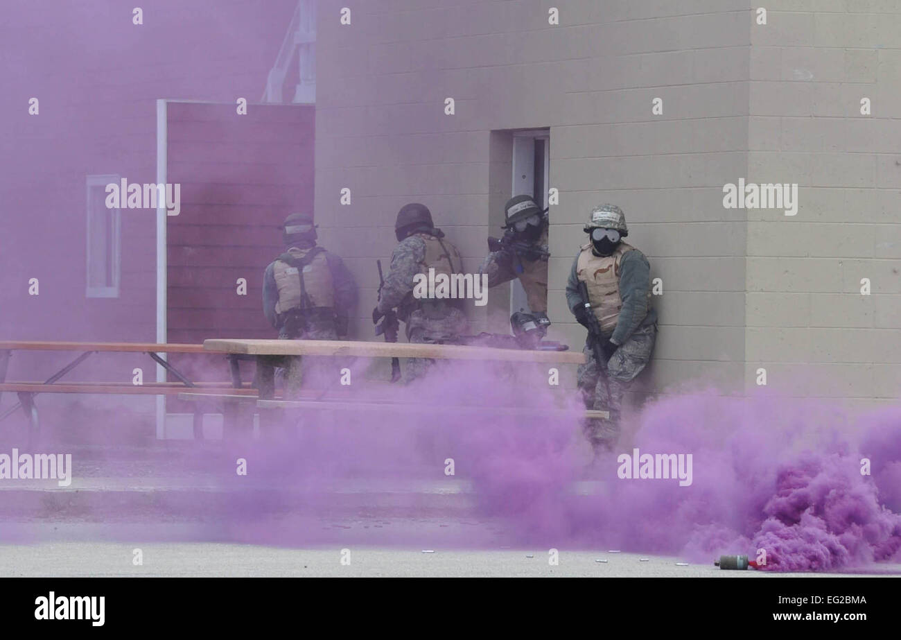 Avieri rispondere ad una simulazione di attacco di gas durante una guerriglia urbana scenario a Alpena Combat Readiness Training Center in Michigan, 12 maggio 2014. Il aviatori sono riservisti dalla missione 927th gruppo di supporto a MacDill Air Force Base, Fla. lo scenario era parte di una quattro giorni di formazione destinato a preparare gli avieri per le future operazioni in un ambiente distribuito. Il cap. Joe Simms Foto Stock