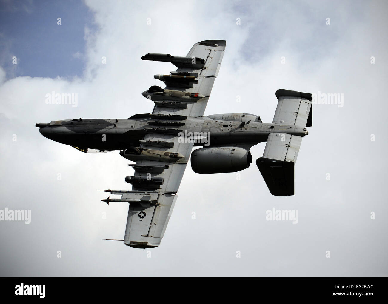 Un A-10 Thunderbolt II fa una dimostrazione di forza manovra dopo il posizionamento di una simulata pilota abbattuto durante la bandiera rossa-Alaska 13-3, e il agosto 22, 2013, a Eielson Air Force Base in Alaska. Due A-10s ha difeso la posizione pilotÕs fino a quando i membri della 210th squadrone di salvataggio potrebbe salvare lui. La A-10 è assegnato al 163Fighter Squadron, Indiana Air National Guard, Ft. Wayne, ind. Senior Airman Shawn in nichel Foto Stock