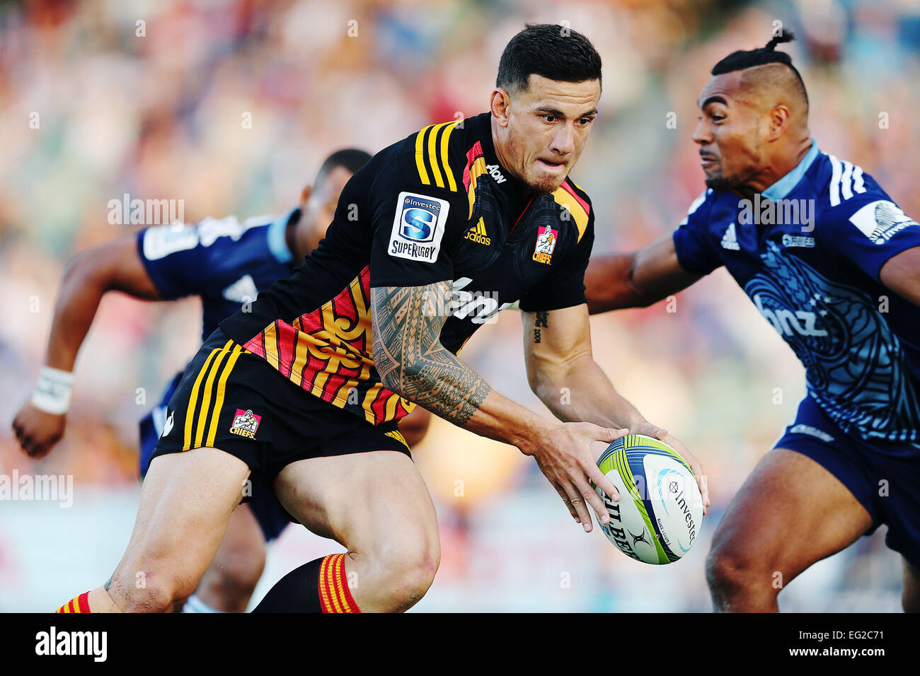 Auckland, Nuova Zelanda. Xiv Feb, 2015. Sonny Bill Williams di capi fa una pausa. Super partita di rugby, Blues (Auckland) rispetto a capi (Hamilton) in corrispondenza QBE Stadium, Auckland, Nuova Zelanda. Sabato 14 febbraio 2015. I capi ha esaurito i vincitori da 18-23 in un vicino derby. © Azione Sport Plus/Alamy Live News Foto Stock