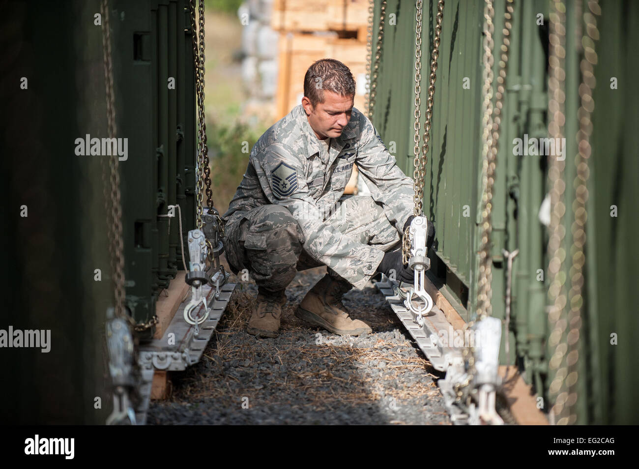 Master Sgt. Charles Wilding, una antenna porter del Kentucky Air National Guard 123della risposta di emergenza Gruppo, stringe le catene su una paletta di carico al di fuori del centro operativo comune a Léopold Sédar Senghor International Airport di Dakar in Senegal, 24 ottobre, 2014. Wilding e più di altri 70 Kentucky aria guardie operano una antenna della porta dello sbarco in Senegal a imbuto di rifornimenti umanitari e il supporto militare in Africa occidentale come parte dell'operazione di assistenza unita, U.S. Agenzia per lo Sviluppo Internazionale-led, tutta di sforzo del governo per contenere il virus Ebola Foto Stock