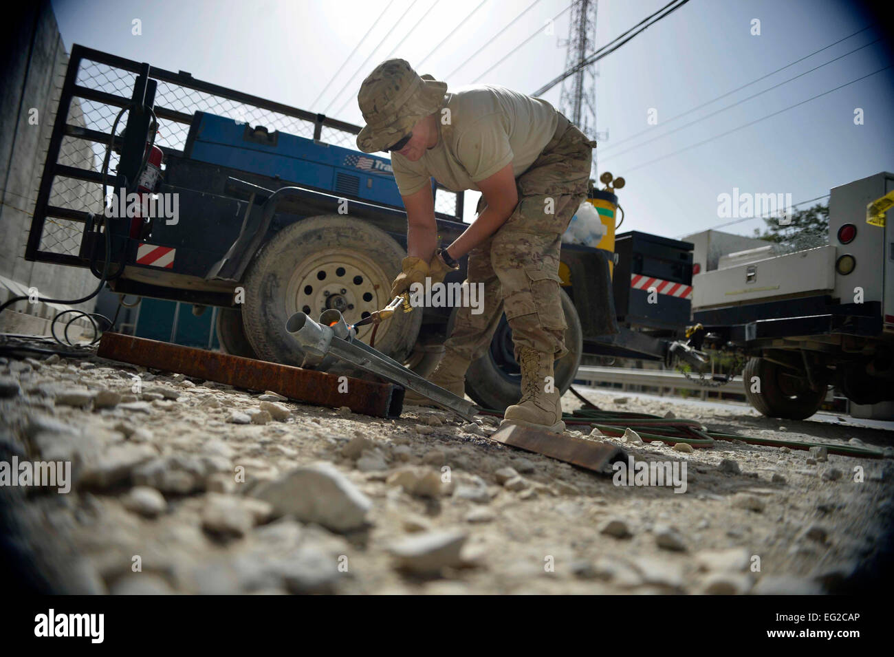 Il personale Sgt. Samantha Orem saldature di parti per un recinto sett. 19, 2014, a Bagram Airfield, Afghanistan. Avieri con il 455th Expeditionary ingegnere civile Squadron sono il completamento di un recinto di sicurezza progetto. Orem è un 455th strutture ECES artigiano. Il personale Sgt. Evelyn Chavez Foto Stock