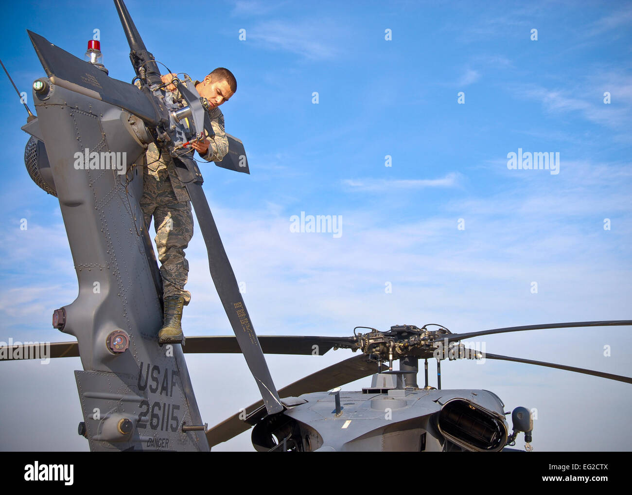 Tech. Sgt. Christopher Dominguez conduce un HH-60G Pavehawk elicottero rotore di coda ispezione nov. 26, 2013, a Moffett Federal Air Field, California I manutentori può essere incaricato di mantenere più velivoli e i tipi di motore. Dominguez è assegnato per la 129Rescue ala squadrone di manutenzione. Senior Airman John D. Pharr III Foto Stock