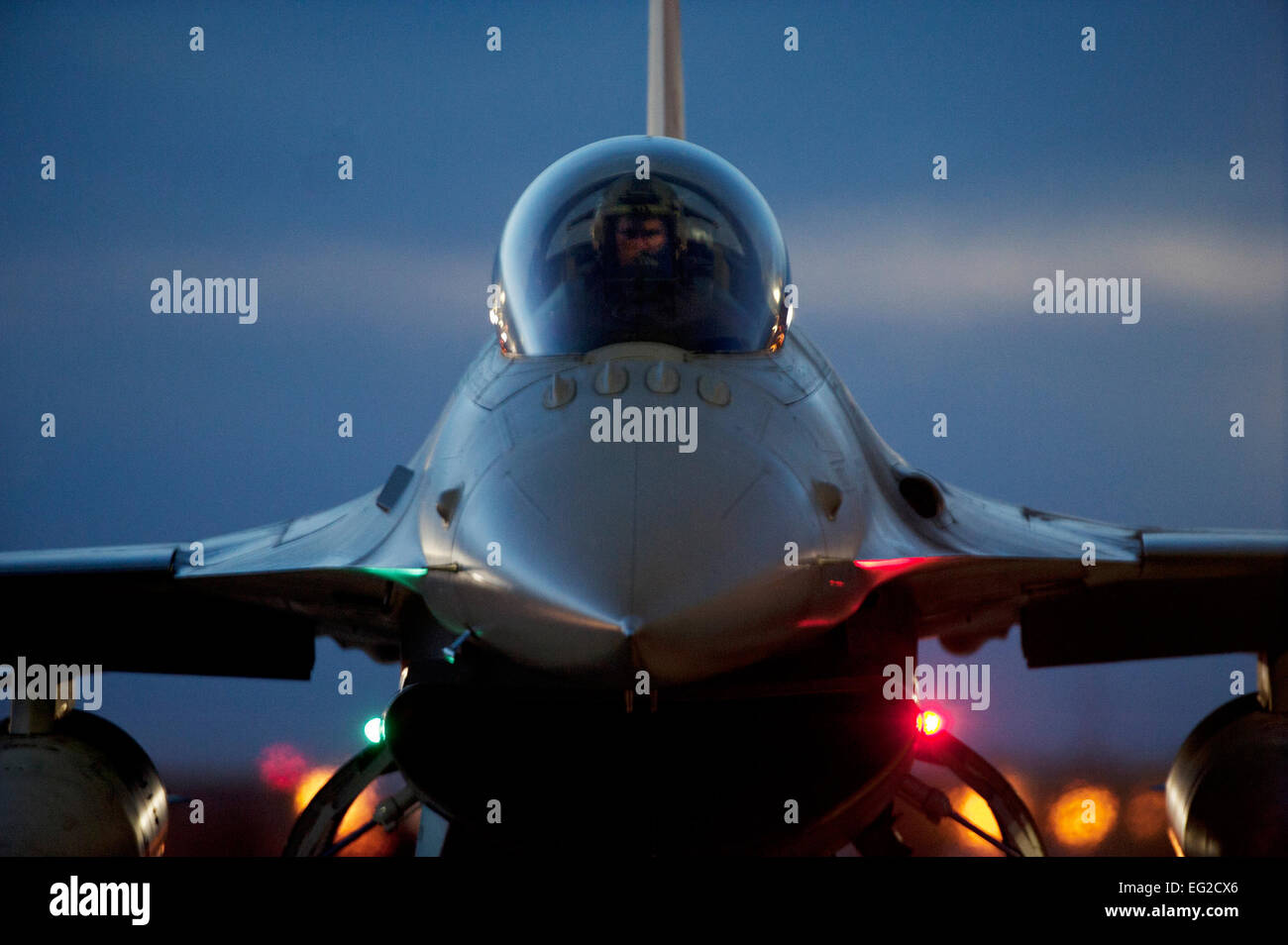 Un F-16 Fighting Falcon pilota attende di taxi fuori per una notte la missione durante l'esercizio Flag-West Verde 13-02 presso la Base Aerea Militare di Nellis Nev., nov. 1, 2012. Egli è assegnato alla 187th Fighter Wing, Alabama Air National Guard. Val Gempis Foto Stock