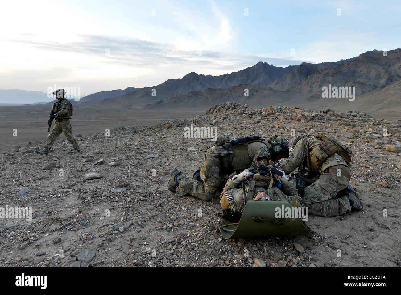 I membri dell'ottantatreesimo Expeditionary squadrone di salvataggio Angelo Custode di partecipare ad una simulazione di incidente durante una missione di addestramento Marzo 12, 2013, al di fuori di Bagram Airfield, Afghanistan. L'ottantatreesimo ERQS Angelo custode è una piccola unità tattica che i treni ed esegue la sua missione nel recupero del personale in tutta Afghanistan orientale. Senior Airman Chris Willis Foto Stock