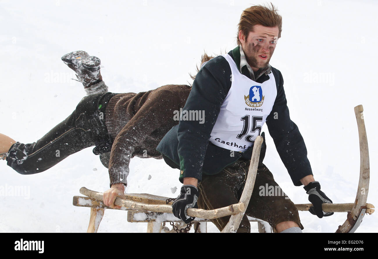 Pfronten, Germania. Xiv Feb, 2015. Partecipanti al tradizionale cornuto sled gara a testa in giù il corso sul loro sled di Pfronten, Germania, 14 febbraio 2015. La gara è considerato essere il più grande e il più antico cornuto sled gara di Allgaeu regione. Foto: KARL-JOSEF HILDENBRAND/dpa/Alamy Live News Foto Stock