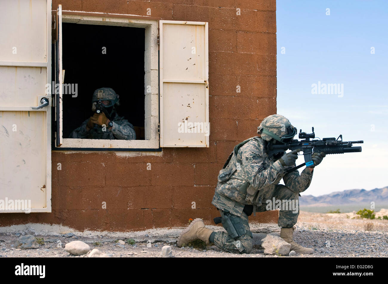 Le forze di sicurezza aviatori di partecipare in un urbano operazioni corso di formazione il 30 aprile 2013, presso la Base Aerea Militare di Nellis Nev. Diversi scenari di formazione valutati come forze di sicurezza gli avieri è entrato edifici, gestite i detenuti e fatto reagire agli attacchi. Airman 1. Classe Christopher Tam Foto Stock