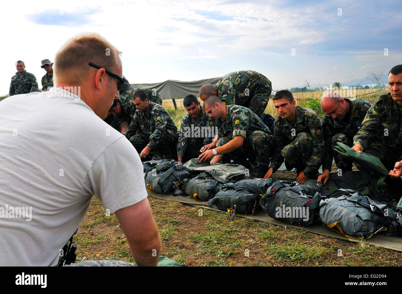 Master Sgt. Stephen Nelson, 435th risposta di emergenza emergenza gruppo controllore del traffico aereo, incarica il bulgaro paracadutisti sul modo corretto di utilizzare uno standard U.S. paracadute durante una formazione di volo di implementazione, luglio 17, 2013 a Plovdiv, in Bulgaria. American e bulgaro paracadutisti scambiati paracaduti per la possibilità di condurre un'ala Exchange al fine di FTD Thracian Estate. Airman 1. Classe Trevor Rhynes Foto Stock