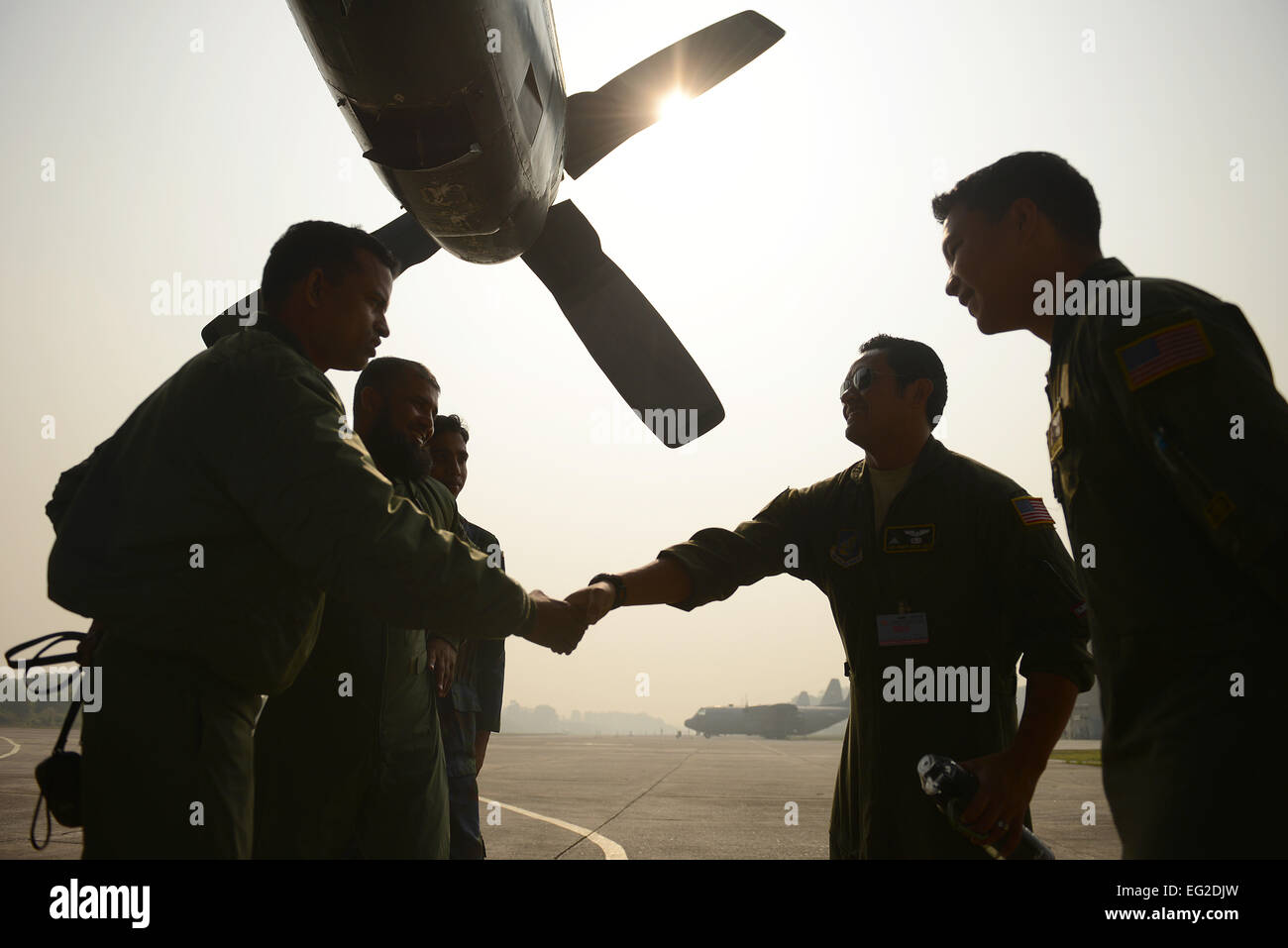 Stati Uniti Air Force C-130H i membri dell'equipaggio dalla trentaseiesima Airlift Squadron a Yokota Air Base, Giappone, soddisfare con un Bangladesh Air Force C-130B equipaggio dal 101st speciale unità di volo durante l'esercizio a far fronte sud a base BAF Bangabandhu, Gennaio 27, 2015. Far fronte a sud è un Pacific Air Forces-sponsorizzato, bilaterali tactical airlift esercizio condotti in Bangladesh, con un focus sulla cooperativa Operazioni di volo, di giorno e di notte a basso livello di navigazione, tactical airdrop e aria-terra missioni come pure oggetto di scambi di esperti nei campi di operazioni di manutenzione e di armamento discipline. Far fronte sud aiuta a culti Foto Stock