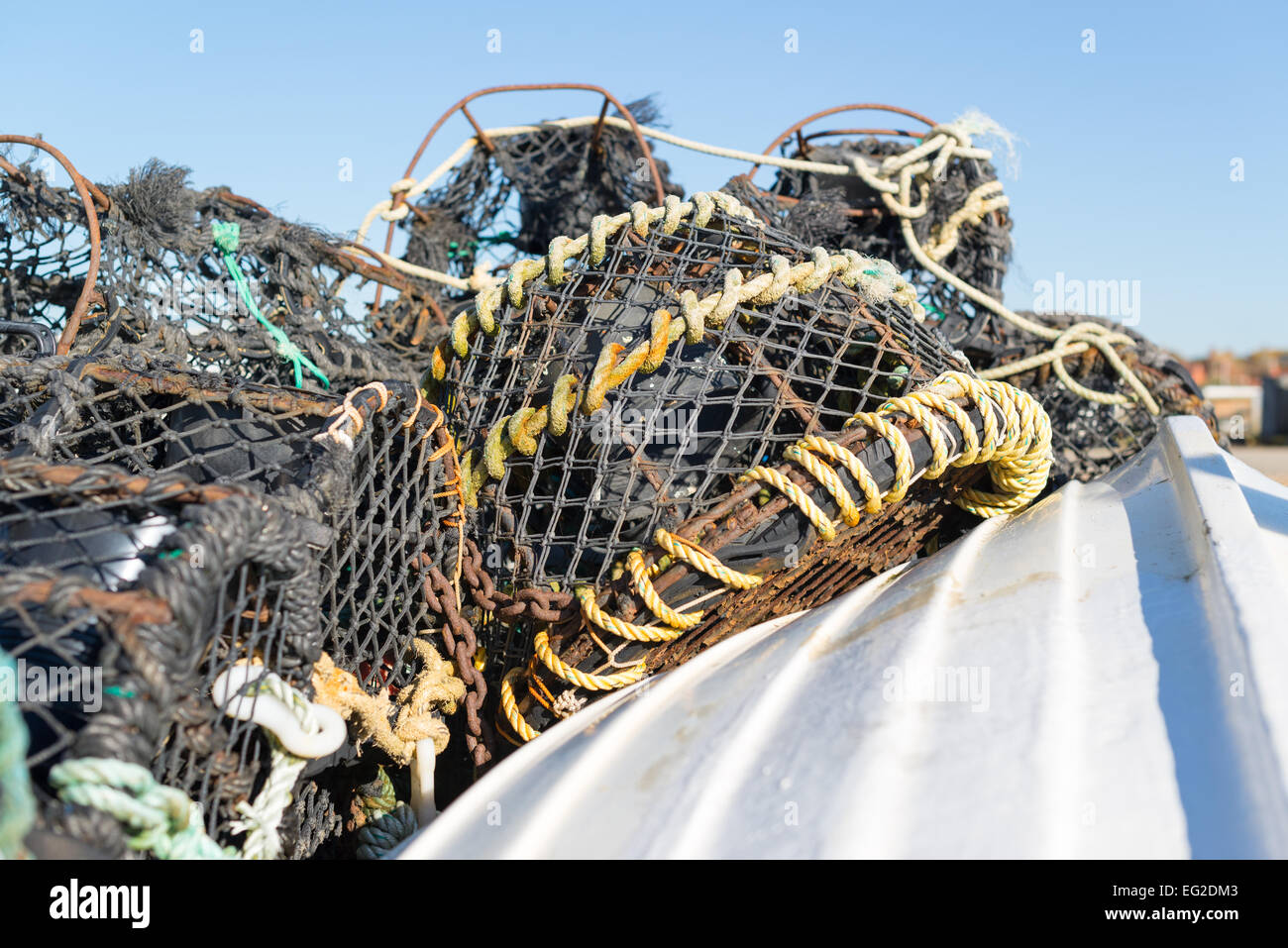 Aragosta o granchio essiccazione pots sulla chiglia di una piccola barca da pesca Foto Stock