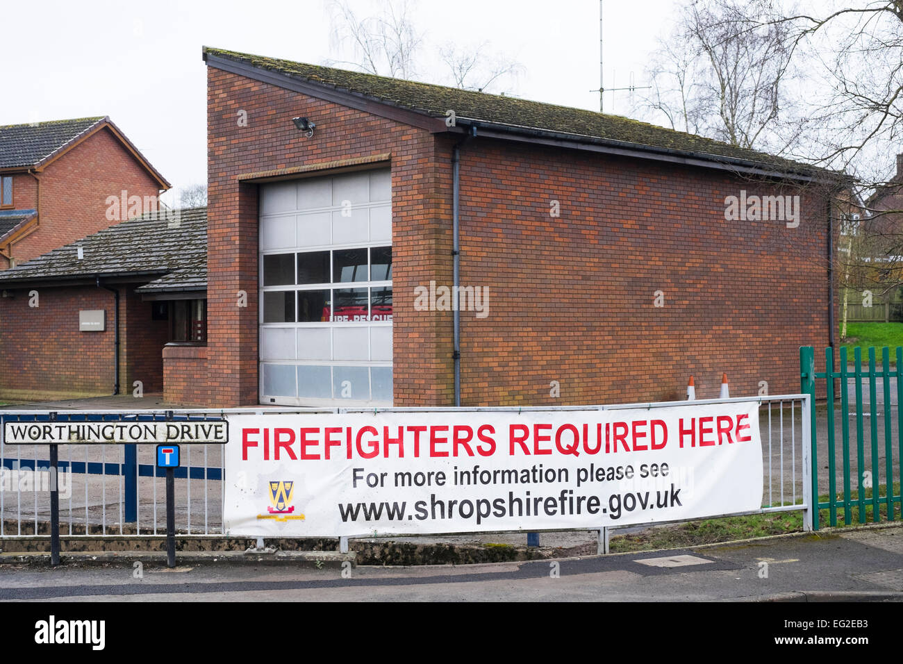 "Vigili del Fuoco richiesto qui' firmare al di fuori di una stazione dei vigili del fuoco in Albrighton, Shropshire, Inghilterra. Foto Stock