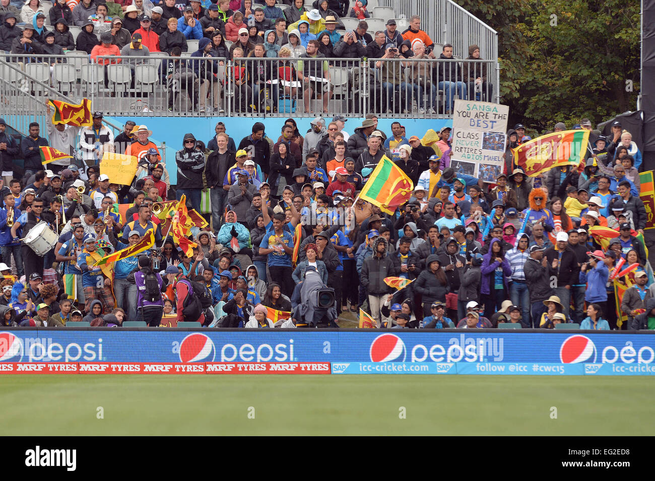 Christchurch, Nuova Zelanda - 14 Febbraio 2015 - I ventilatori dello Sri Lanka per celebrare durante il ICC Cricket World Cup Match tra lo Sri Lanka e la Nuova Zelanda a Hagley ovale sul Febbraio 14, 2015 a Christchurch, Nuova Zelanda, folla. Foto Stock