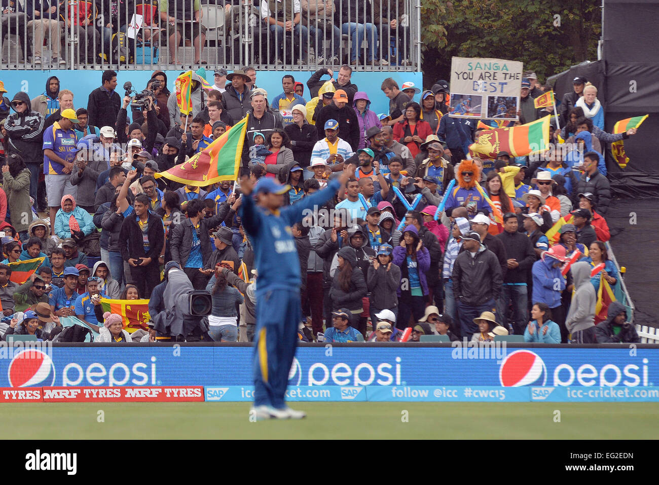 Christchurch, Nuova Zelanda - 14 Febbraio 2015 - I ventilatori dello Sri Lanka per celebrare durante il ICC Cricket World Cup Match tra lo Sri Lanka e la Nuova Zelanda a Hagley ovale sul Febbraio 14, 2015 a Christchurch, Nuova Zelanda, folla. Foto Stock