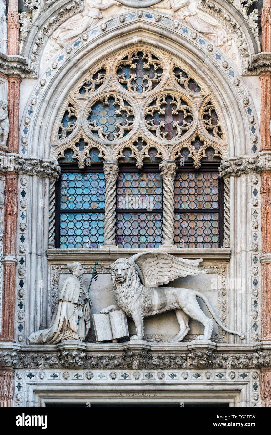 La scultura in marmo del leone alato di San Marco con il Doge Foscari a Palazzo Ducale o Palazzo del Doge di Venezia, Veneto, Italia Foto Stock
