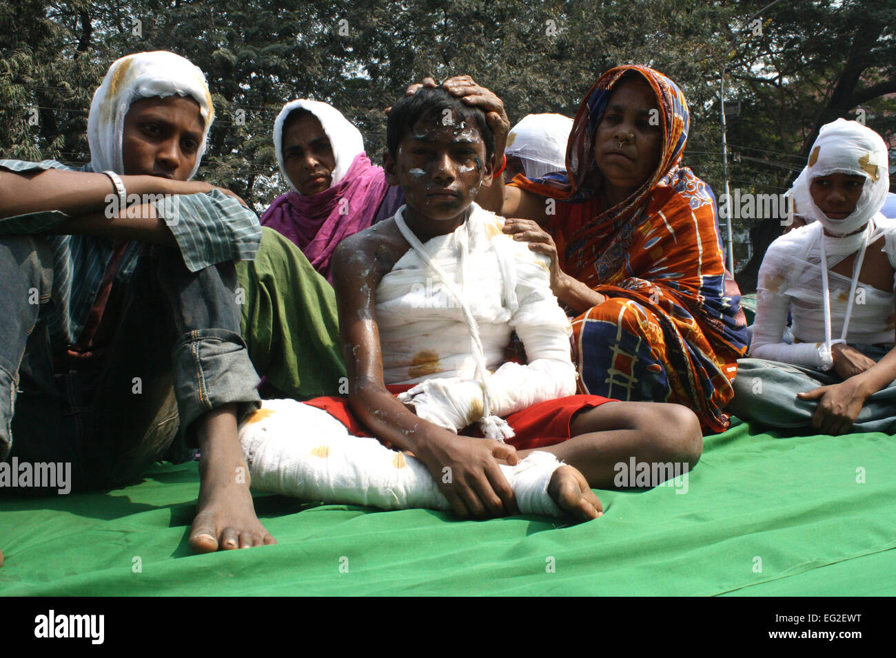 Dacca in Bangladesh. Xiv Feb, 2015. Diverse organizzazioni di protesta contro la violenza politica come la BNP blocco continua nel suo quarantesimo giorno. Più di 400 persone hanno subito ustioni, mentre più di duecento persone sono stati ricoverati in ospedale in tutto il paese con 87 noti morti. Credito: Mamunur Rashid/Alamy Live News Foto Stock