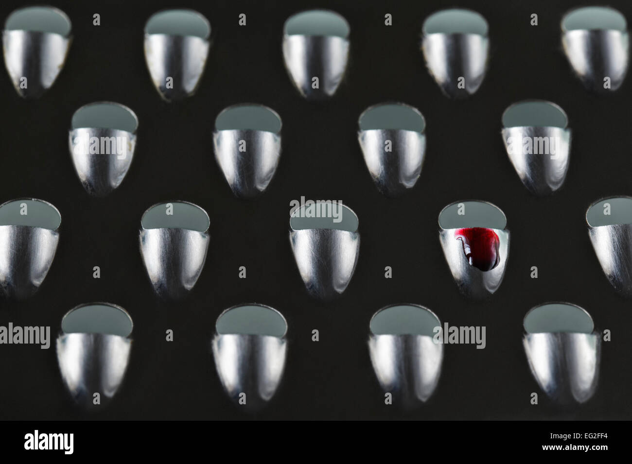 Grattuggia formaggio con la goccia di sangue da vicino Foto Stock