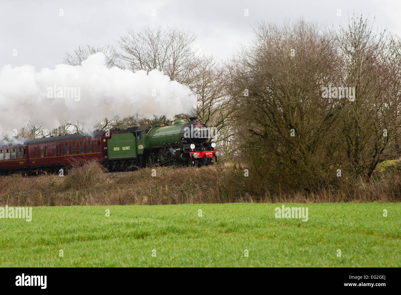 B1 classe locomotore 61306 Mayflower cale le cattedrali Express il giorno di San Valentino pranzo circolare attraverso il bordo meridionale del Surrey Hills sul suo modo di Haslemere. Foto Stock