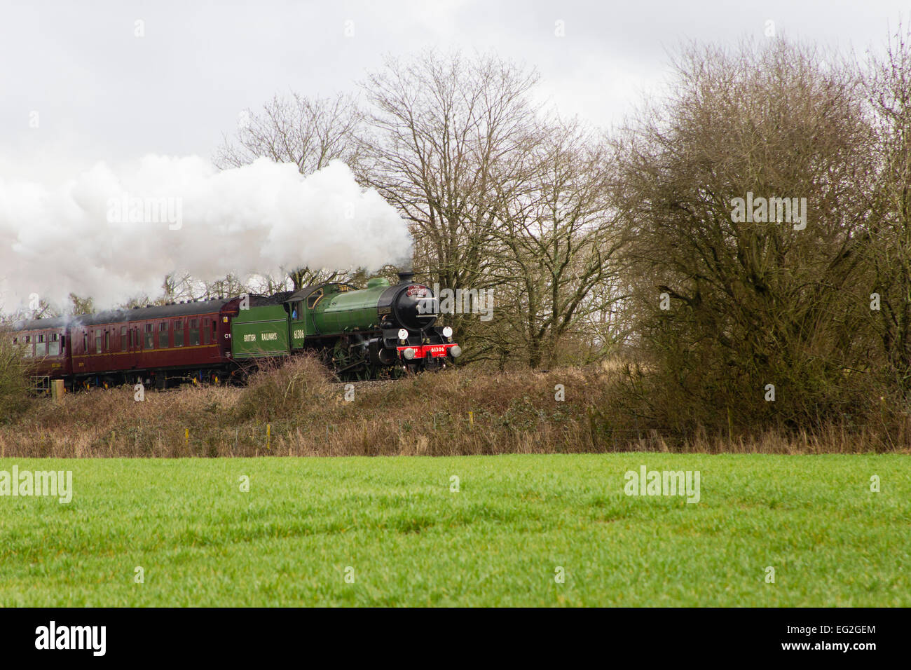 B1 classe locomotore 61306 Mayflower cale le cattedrali Express il giorno di San Valentino pranzo circolare attraverso il bordo meridionale del Surrey Hills sul suo modo di Haslemere. Foto Stock