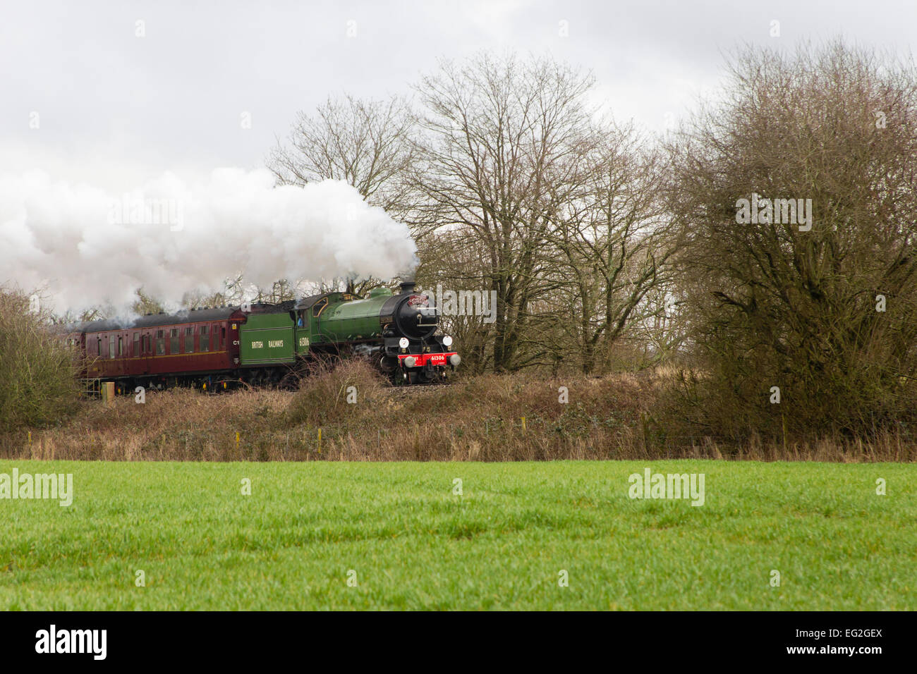 B1 classe locomotore 61306 Mayflower cale le cattedrali Express il giorno di San Valentino pranzo circolare attraverso il bordo meridionale del Surrey Hills sul suo modo di Haslemere. Foto Stock