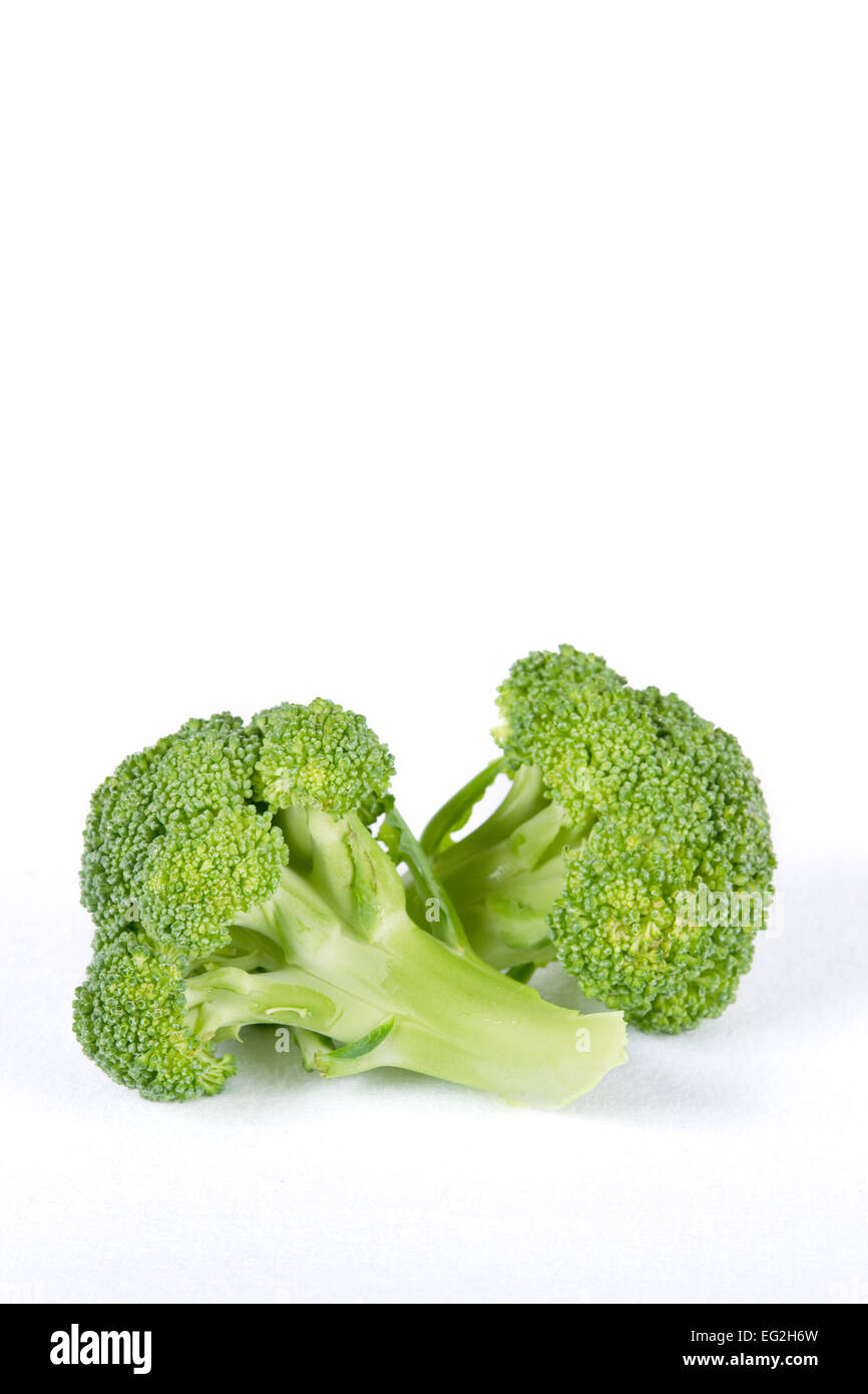 Due Broccoli, verde, sfondo bianco, fresche, vegetali Foto Stock