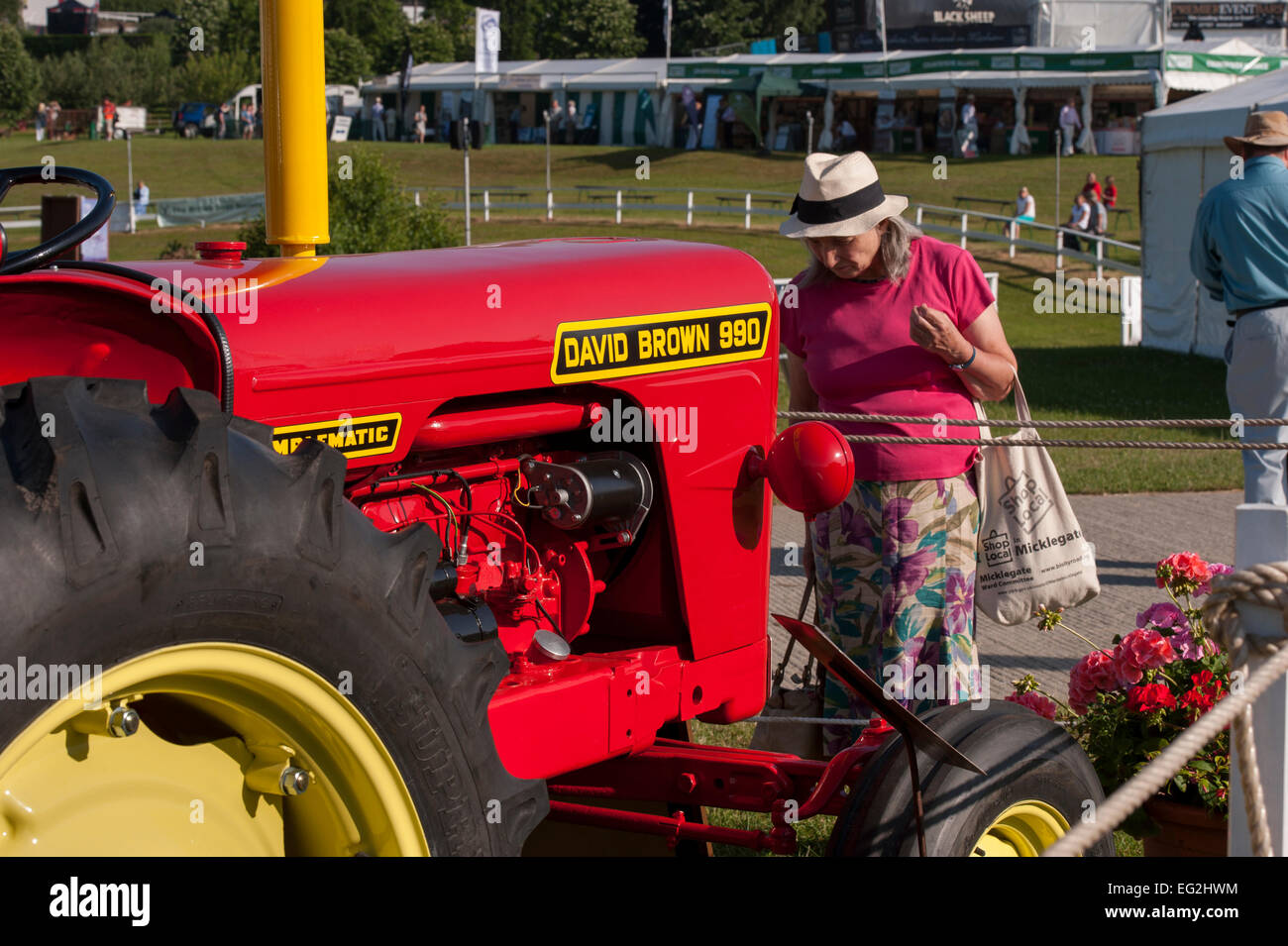 Signora viste red David Brown 990 Implematic serie classic il trattore in condizioni immacolate & sul display al grande spettacolo dello Yorkshire, Harrogate, Inghilterra, Regno Unito. Foto Stock