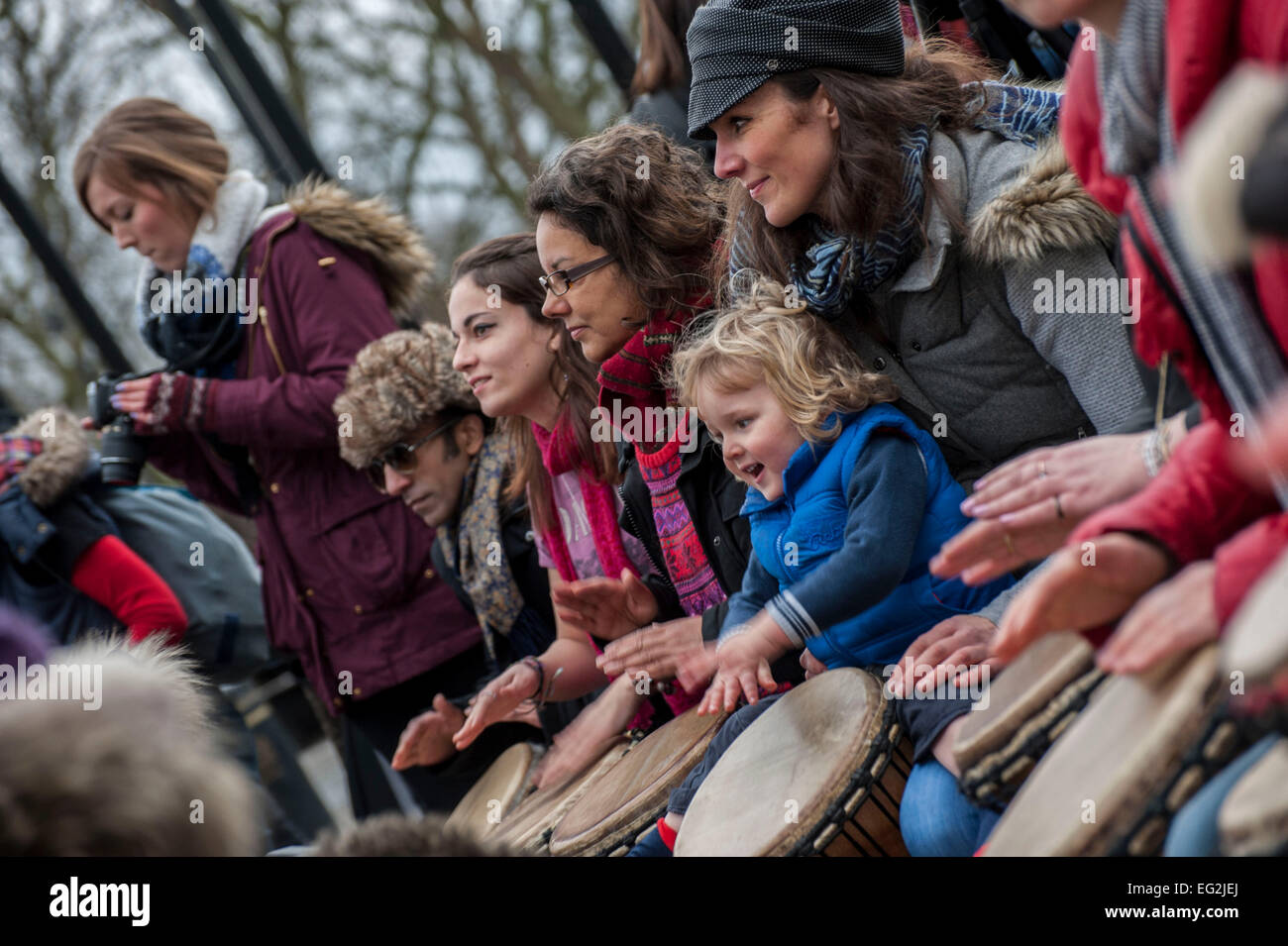 Londra, Regno Unito. 14 Febbraio, 2015. Un miliardo di aumento caso Marble Arch London. Tamburo , danza e luogo ! Evento a Marble Arch organizzato da PR Lynne Franks con gli ospiti eminenti UK I politici donna Yvette Cooper e Stella Creasy. La campagna è ora al suo terzo anno. Per contrassegnare , protesta e di effetto del cambiamento che una donna su tre sul pianeta saranno violentate o battuti nel corso della sua vita. Che è un miliardo di donne. In una ventina di bambini al di sotto dei diciotto anni sono sessualmente abusati nel Regno Unito, il novanta per cento da qualcuno che conoscono. Credito: roger parkes/Alamy Live News Foto Stock