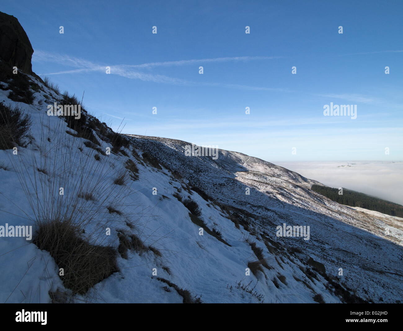 Pietre stabile fronte nella neve con Wharmton montante TV circondato dalla nebbia. Foto Stock