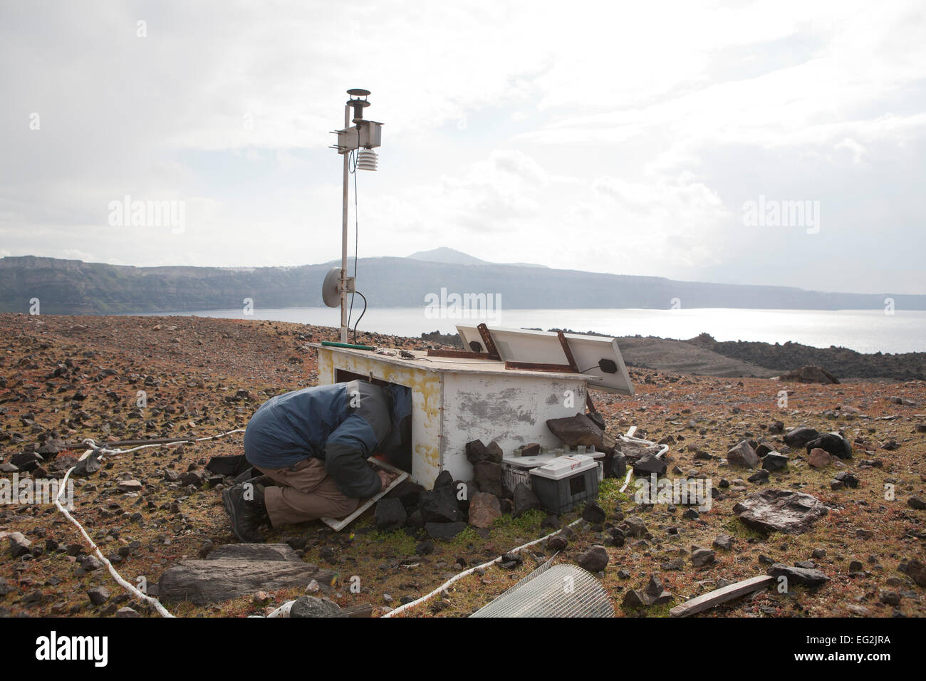 Nea Kameni Island. 14 Febbraio, 2015. in Grecia SANTORINI, Costas seismologist Papazachos e professore presso l'Università Aristotele di Salonicco e George Vougioukalakis, Dr. vulcanologo ricercatore geotermica, è andato a isola di Nea Kameni per controllare le apparecchiature di monitoraggio che rendono le misurazioni dei gas come anidride carbonica e solfuro di idrogeno e riparare alcuni danni che hapend a causa di cattive condizioni meteorologiche. Credito: Konstantina Sidiropoulou/Alamy Live News Foto Stock