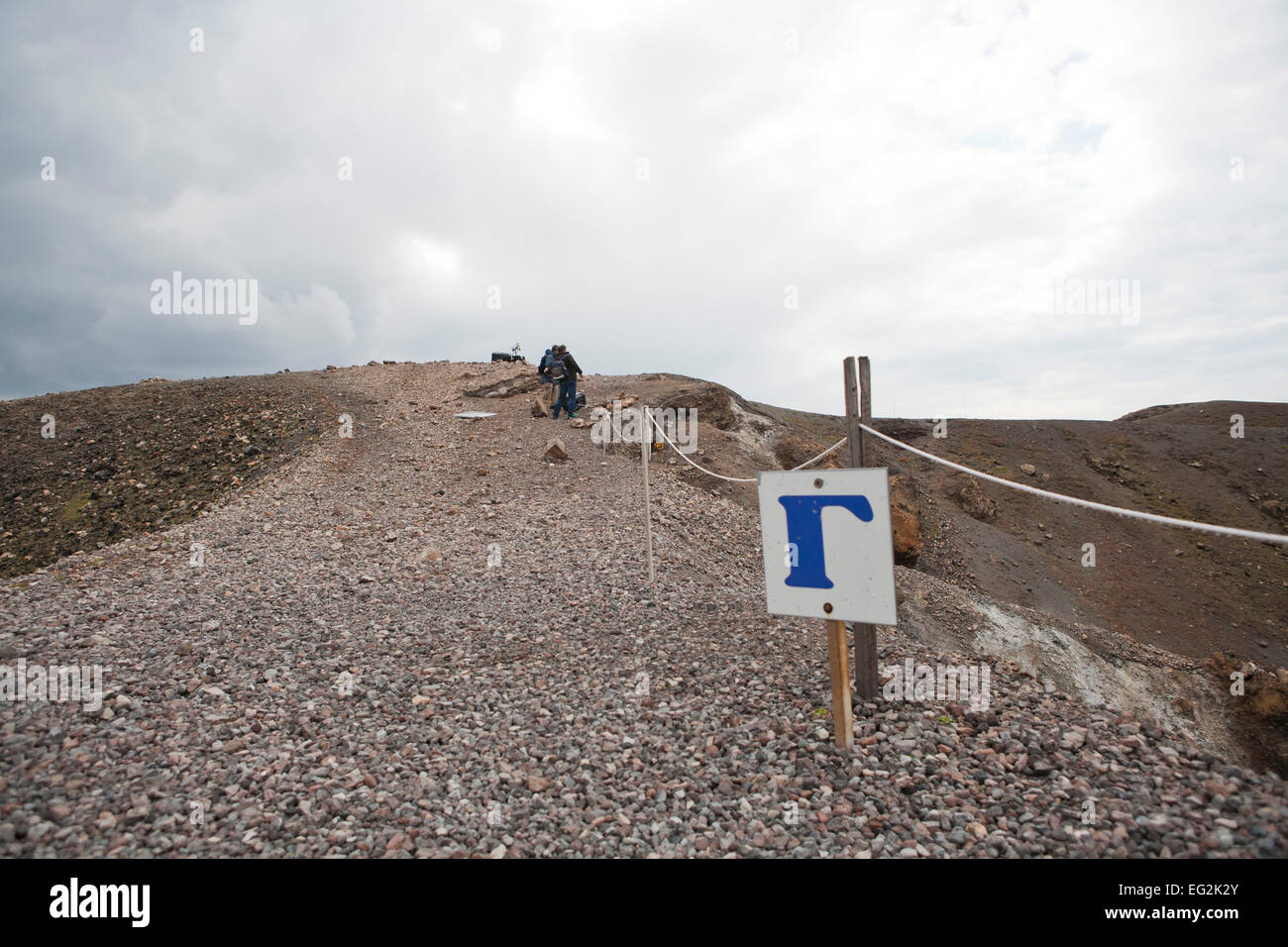 Nea Kameni Island. 14 Febbraio, 2015. in Grecia SANTORINI, Costas seismologist Papazachos e professore presso l'Università Aristotele di Salonicco e George Vougioukalakis, Dr. vulcanologo ricercatore geotermica, è andato a isola di Nea Kameni per controllare le apparecchiature di monitoraggio che rendono le misurazioni dei gas come anidride carbonica e solfuro di idrogeno e riparare alcuni danni che hapend a causa di cattive condizioni meteorologiche. Credito: Konstantina Sidiropoulou/Alamy Live News Foto Stock