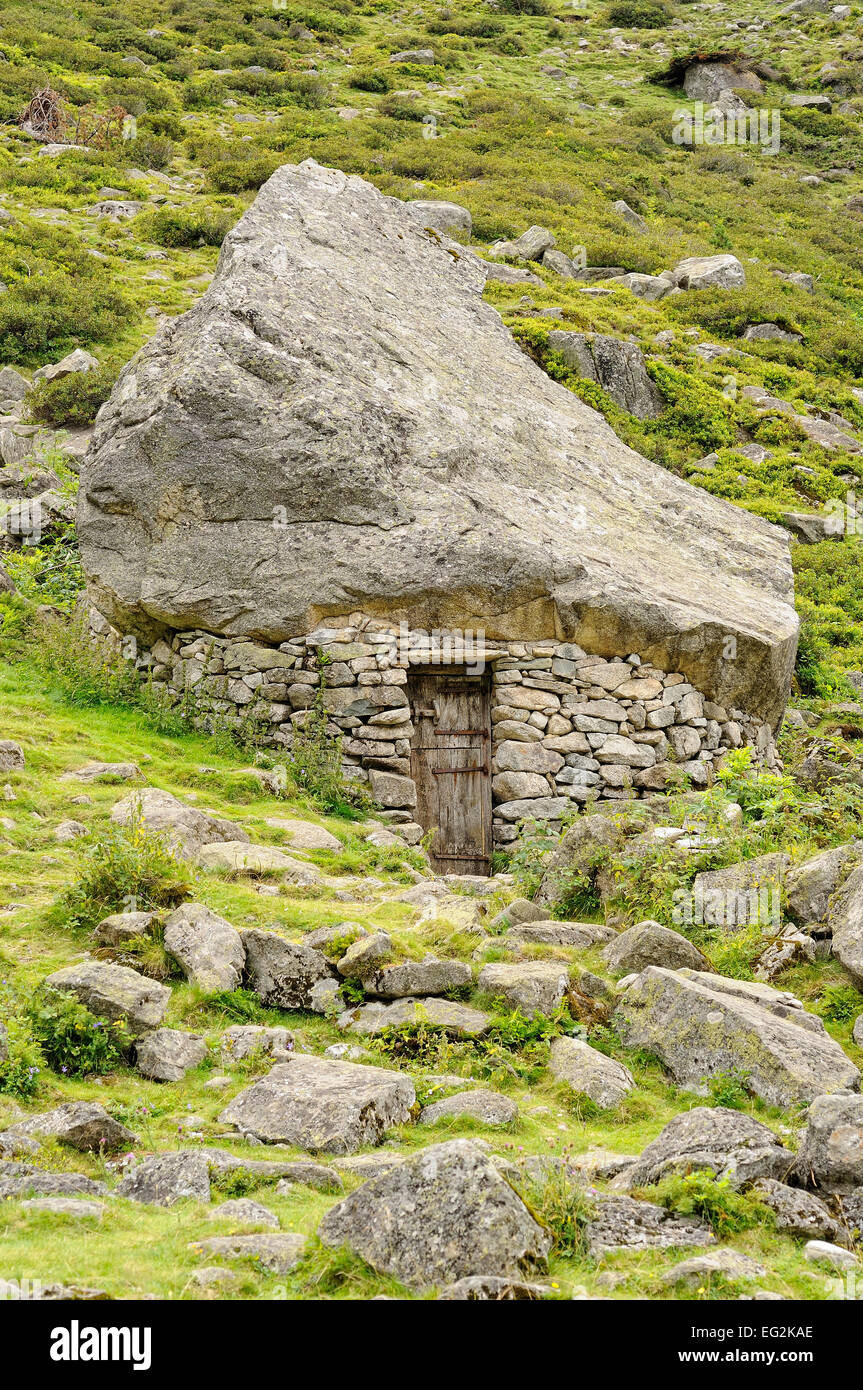 Stone sheppard, shack, in Le Labassa, Parco Nazionale dei Pirenei, tradizionale per la transumanza. Val d'Azun, Hautes Pirenei. La Francia. Foto Stock