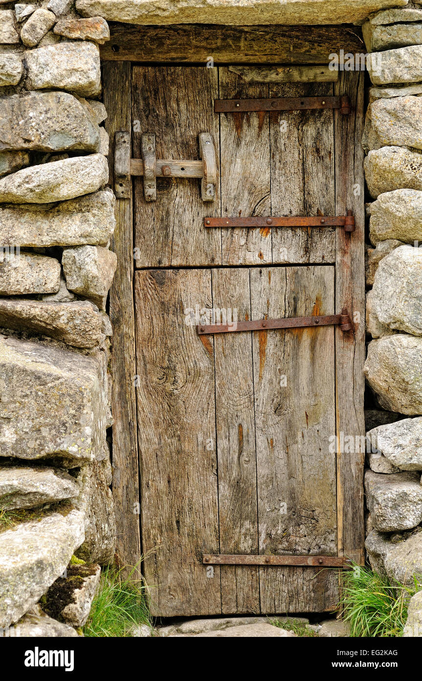 Porta di legno in una pietra capanna di pastore in Le Labassa, Parco Nazionale dei Pirenei, . Val d'Azun, Hautes Pirenei (Francia) Foto Stock